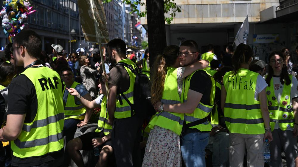  In Serbien haben Gewerkschaften und Studenten gemeinsam gegen die Regierung demonstriert.