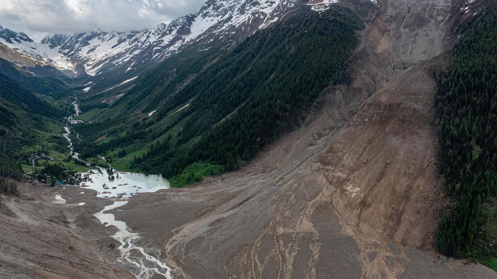 Gletscherborn in Valais: Vor fast einem Monat gab es eine Gletscherspülung im Lötschental in der oberen Valais. Drei Millionen Kubikmeter Gestein und Eis stürzten in die Tiefen.
