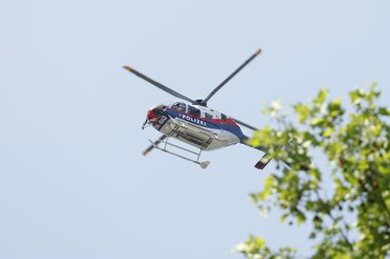 Amoklauf in Graz: Ein Polizeihubschrauber kreist über dem Tatort.
