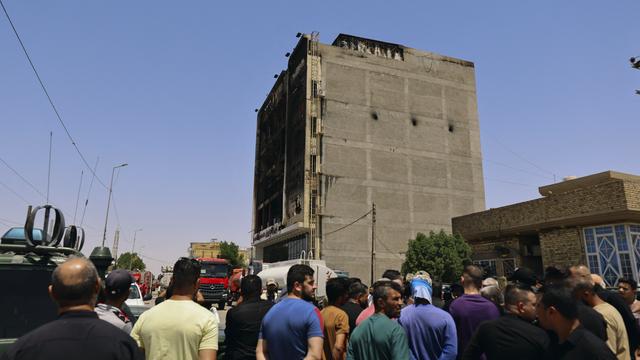 V požaru v nakupovalnem središču v Iraku umrlo več kot 60 ljudi