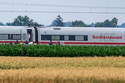 Niederbayern: 03.07.25 Die Polizei und Spurensicherung ermitteln in einem ICE, in dem ein Mann in Niederbayern mehrere Passagiere angegriffen hat. Der mutmaßliche Täter sei festgenommen worden. Er habe bei dem Angriff gefährliche Gegenstände eingesetzt. +++ dpa-Bildfunk +++