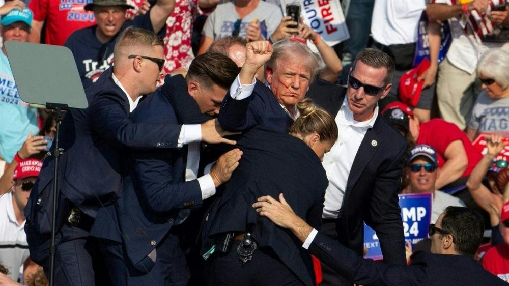  Mit den Worten "Fight, fight, fight!" nutzte Trump das Attentat auf sich wenige Augenblicke später für seine Wahlkampfagenda.