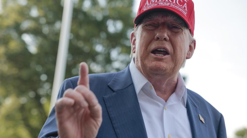  Die Regierung unter US-Präsident Donald Trump verweist mit Blick auf den Katastrophenschutz auf die Vorgängerregierung von Joe Biden.