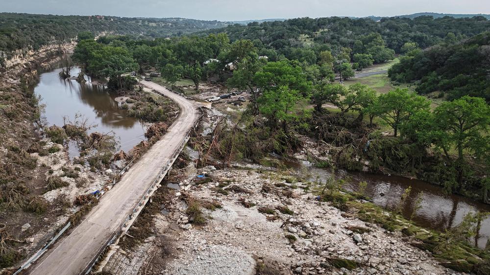Fluten in Texas: Mehrere Meter schwoll der Fluss Guadalupe an und flute im Süden Texas unter anderem das Camp Mystic.