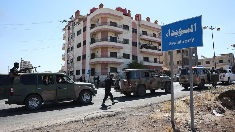  Ein Konvoi des syrischen Militärs fährt am 15. Juli in Suweida ein.