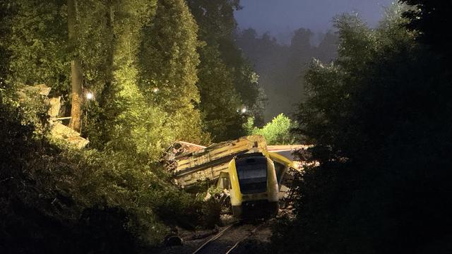 Zugunglück: Einsatzkräfte bereiten Bergung von entgleistem Zug vor