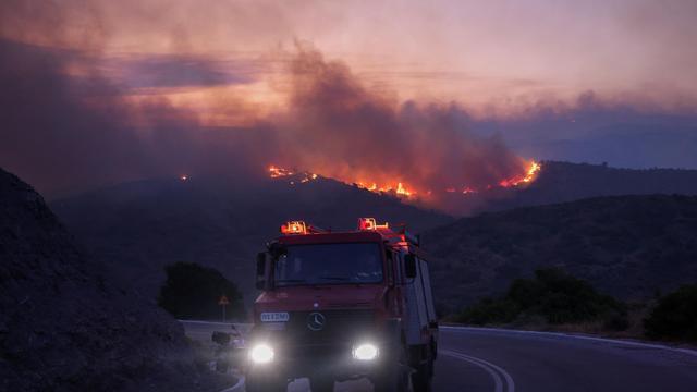 Waldbrände: Griechische Feuerwehr kämpft gegen Dutzende Brände