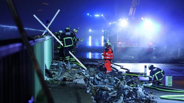 Hamburg : Löscharbeiten bei Großbrand im Hamburger Hafen dauern an