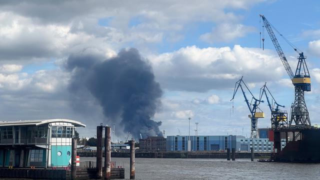 Hamburg: Großbrand im Hamburger Hafen – A1 wegen Trümmern gesperrt