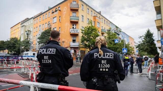 Linksextremismus: Polizei führt Großeinsatz in besetztem Haus in Rigaer Straße durch