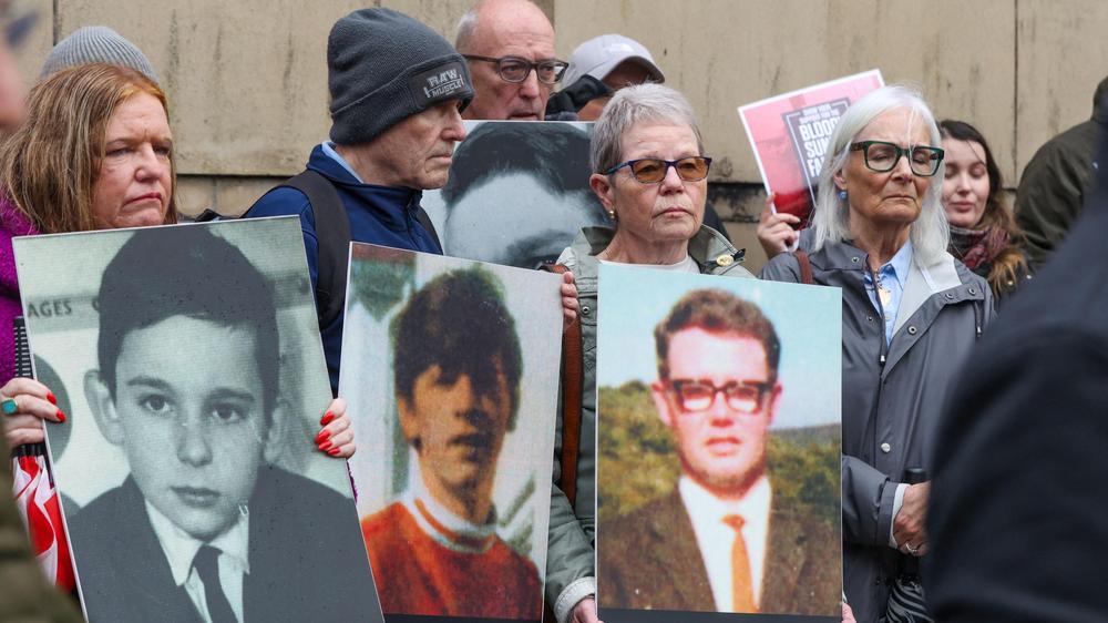  Vor dem Gebäude, in dem der Prozess gegen einen ehemaligen britischen Soldaten stattfindet, demonstrieren Angehörige der Opfer des "Bloody Sunday".