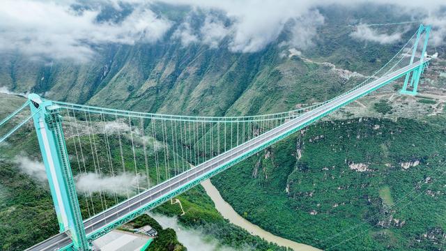 China: Weltweit höchste Brücke in China eröffnet