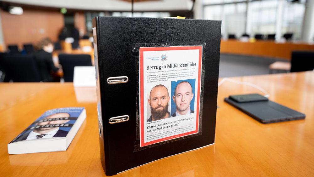  Den Recherchen zufolge nutzt Marsalek mehrere Schein-Identitäten, darunter auch einen russischen Pass.
