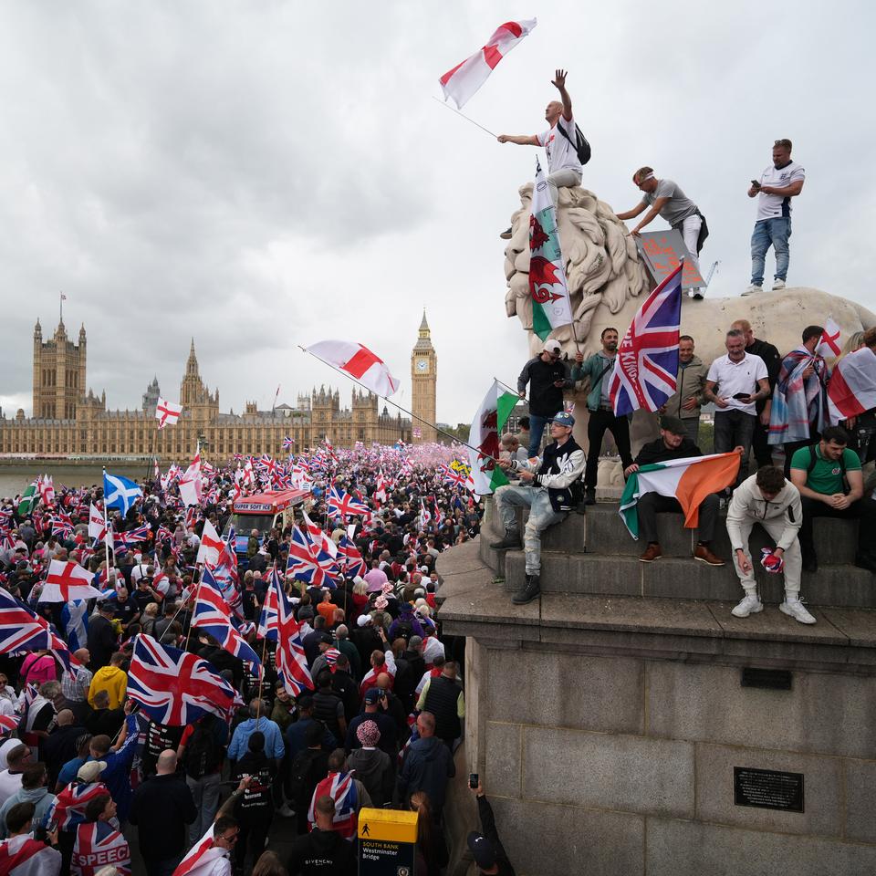 Gro&szlig;britannien: Mehr als 100.000 Teilnehmer bei rechtsextremer Demo in  London | DIE ZEIT
