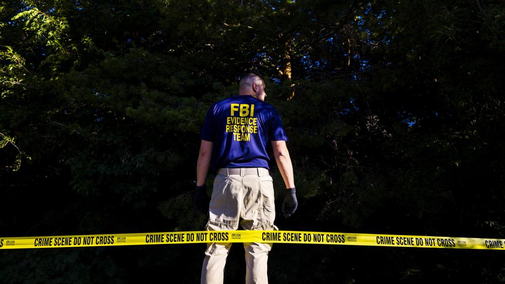  Das FBI sichert Spuren an der Utah Valley University, wo Charlie Kirk erschossen wurde. DNA-Spuren führen zu einem 22-Jährigen, der festgenommen wurde.