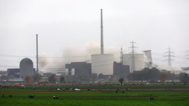 Bayern: Kühltürme des Atomkraftwerks Gundremmingen gesprengt