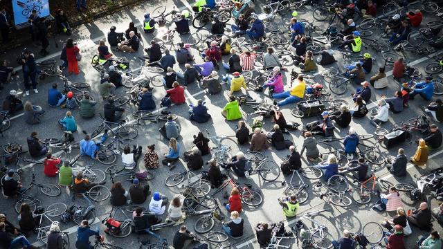 Hamburg: Hunderte Menschen nehmen an Mahnwache für getötete Radfahrerin teil