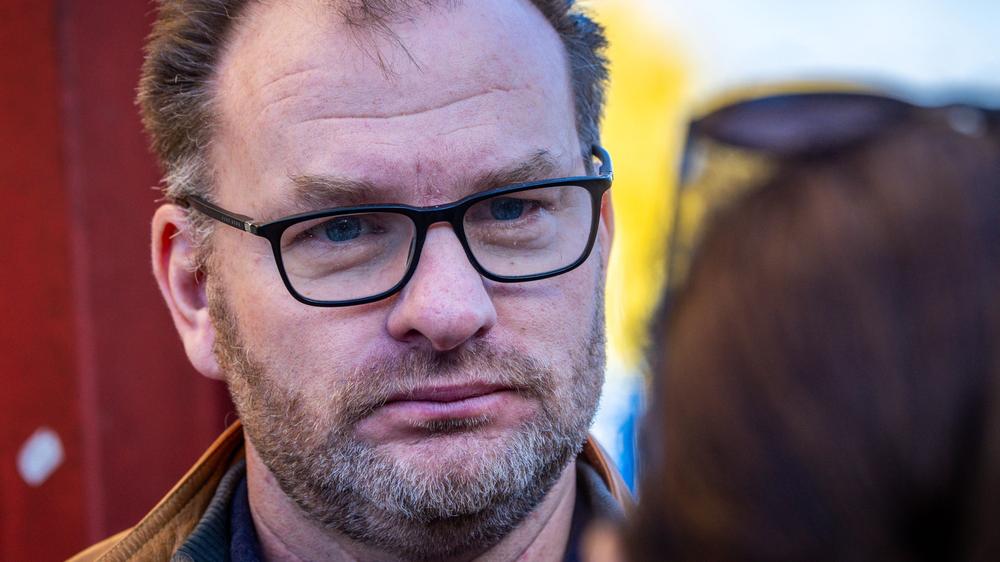 Laut Oliver Hintz hat er Friedman auf Druck des Bürgermeisters wieder ausgeladen.