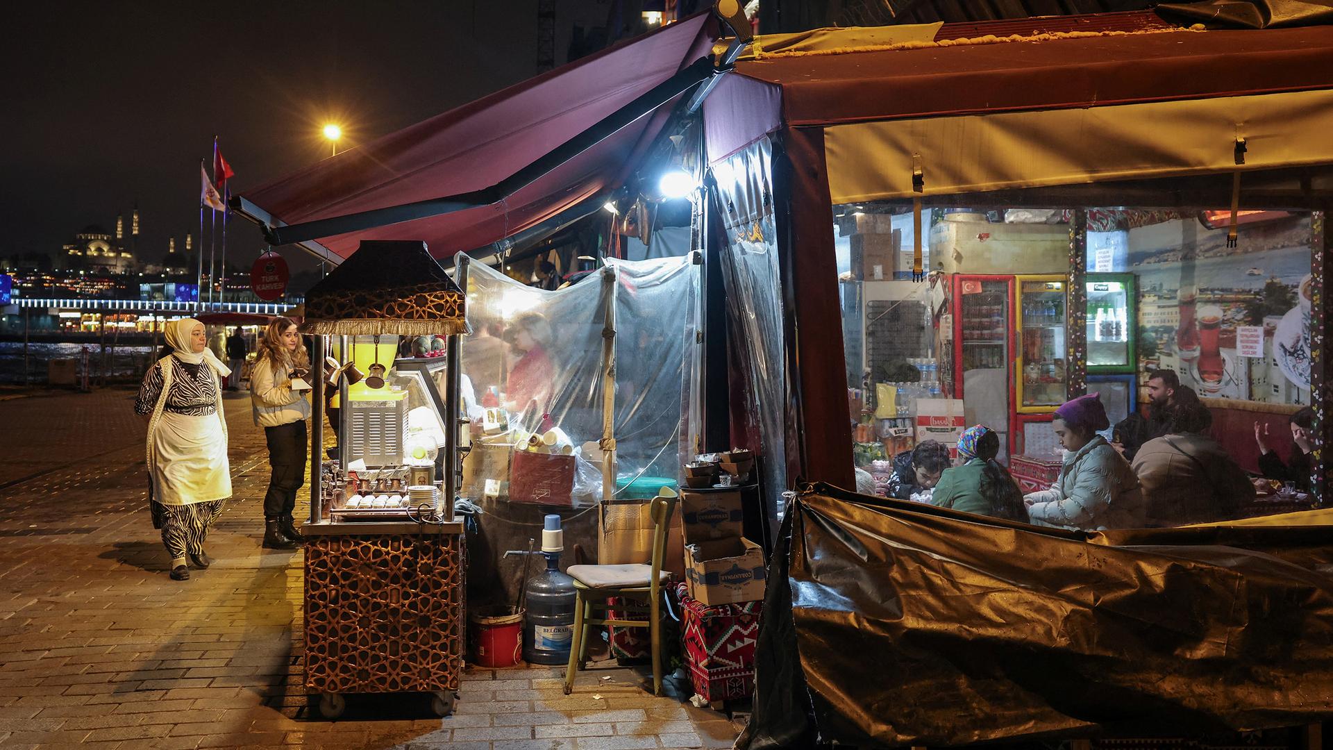 Verdacht auf Lebensmittelvergiftung: Verdächtige nach Tod von drei Deutschen in Istanbul festgenomm…