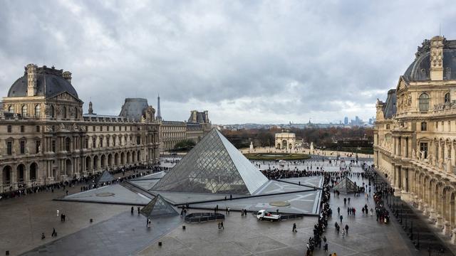 V povezavi z ropom v Louvru aretirali še štiri osumljence, domnevno tudi zadnjega člana tolpe