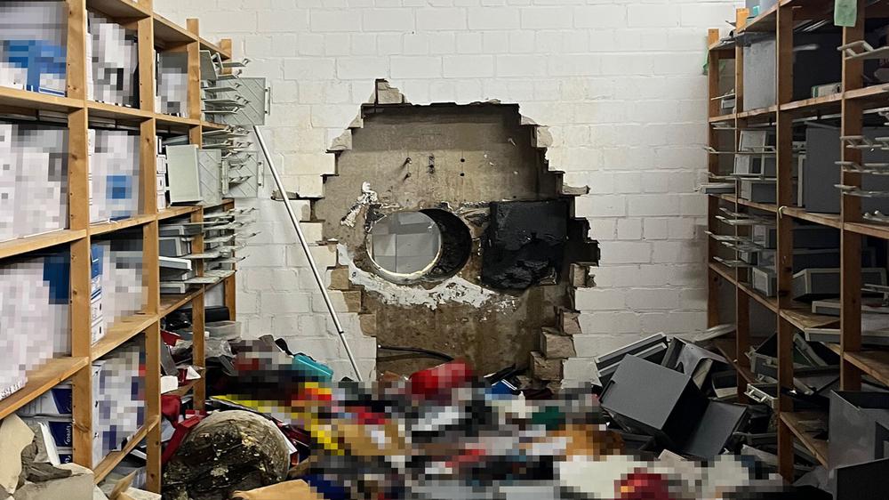 Gelsenkirchen: Einbrecher haben sich mit einem großen Bohrer Zugang zum Tresorraum einer Sparkasse in Gelsenkirchen verschafft.