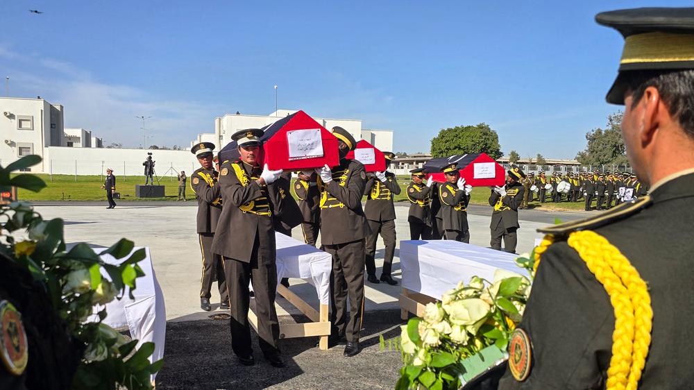 Flugzeugabsturz: Nach einer Militärzeremonie sind die sterblichen Überreste des bei einem Flugzeugabsturz getöteten libyschen Generalstabschefs Mohammed al-Haddad und seiner Delegation in das nordafrikanische Land überführt worden.