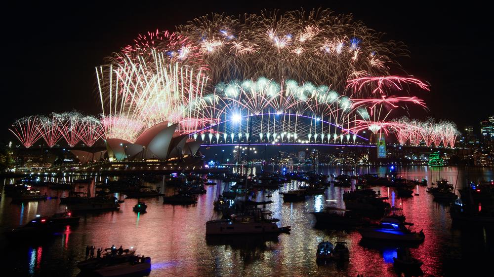 Neujahr: In Sydney wurden ein Feuerwerk aus neun Tonnen Pyrotechnik und mit zahlreichen Effekten über der Sydney Harbour Bridge und dem Opernhaus gezündet.