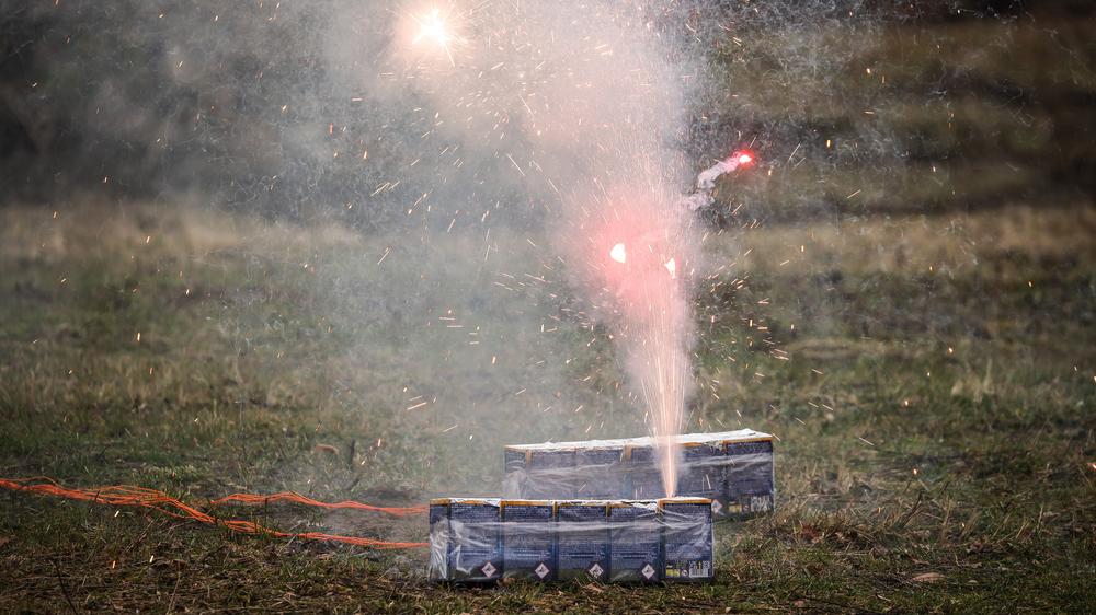 Böllerverbot: Der Bundesgeschäftsführer des Feuerwerks-Verbandes plädiert dafür, den Zugang zu illegalen Böllern zu erschweren, statt privates Feuerwerk eventuell zu verbieten.