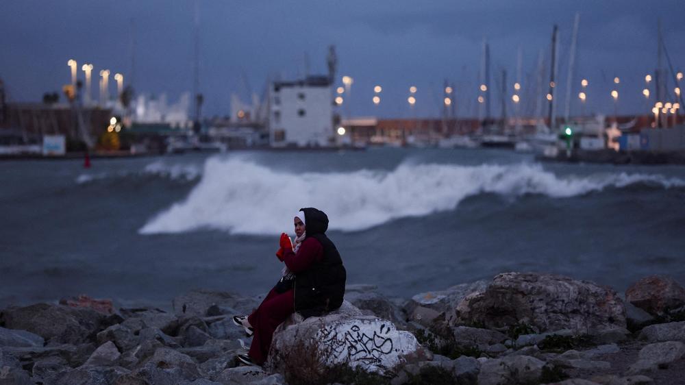 Unwetter: Am zweiten Weihnachtstag 2025 brandeten nach einem Sturm auch am Strand La Barceloneta von Barcelona riesige Wellen an, weiter südlich regnet es weiter heftig.