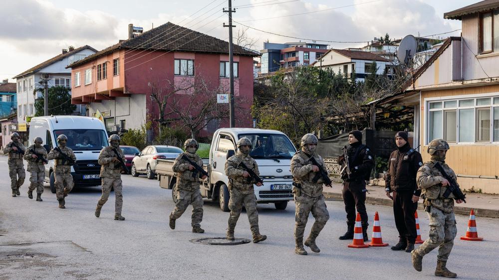  Ein Team der Spezialeinheiten der türkischen Gendarmerie verlässt den Ort, in dem sich mutmaßliche IS-Kämpfer aufhalten sollten.