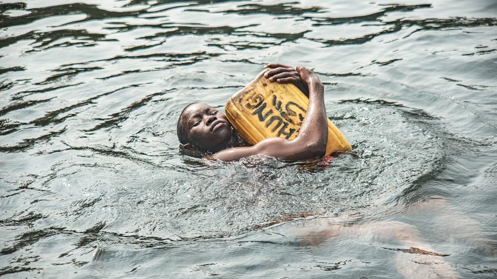 Unicef: Ein Junge mit einem Trinkwasserkanister in der Demokratischen Republik Kongo