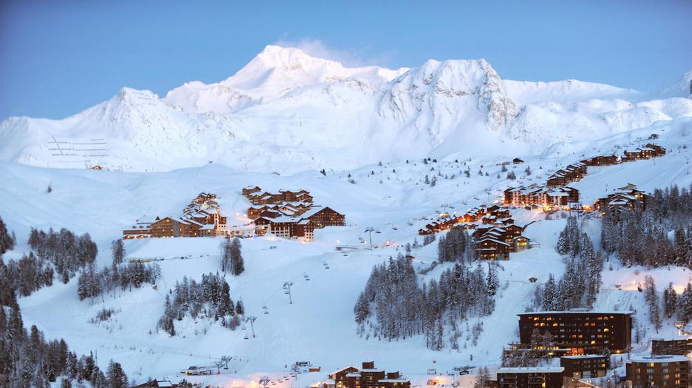 Alpen: Im Skigebiet La Plagne in den französischen Alpen kam ein britischer Skifahrer am Wochenende in einer Lawine ums Leben.