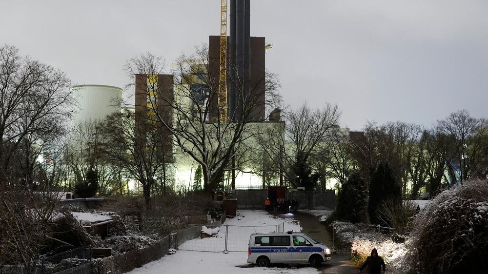 Stromausfall in Berlin: Am frühen Samstagmorgen hatte ein Brand an einer Kabelbrücke über den Teltowkanal zum Kraftwerk Lichterfelde wichtige Leitungen beschädigt.