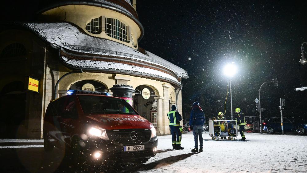 Berlin: Hilfepunktt der Feuerwehr im Südwesten Berlins: In der Hauptstadt sind immer noch tausende Menschen ohne Strom.