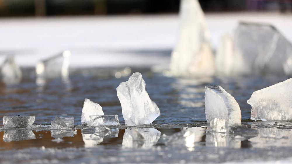 Wetterchaos: Dem Wetterdienst zufolge soll es ab der Nacht auf Montag in mehreren Regionen Deutschlands erneut zu Glätte kommen.
