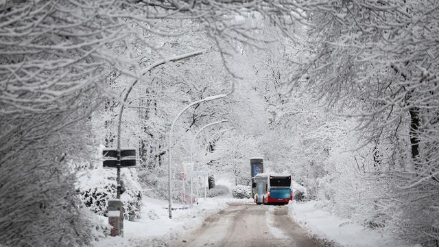 Winterwetter: Viele Verkehrsunfälle bei Eis und Schnee, Flug- und Zugverkehr gestört