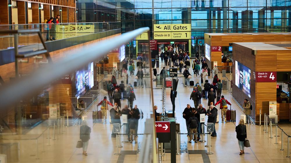 Flugverkehr: Reisende am Berliner Flughafen: Polizeivertreter wünschen sich mehr Kontrollen.