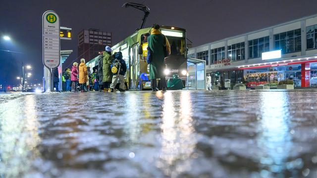Winterwetter: Deutscher Wetterdienst warnt vor Glatteis am Wochenende
