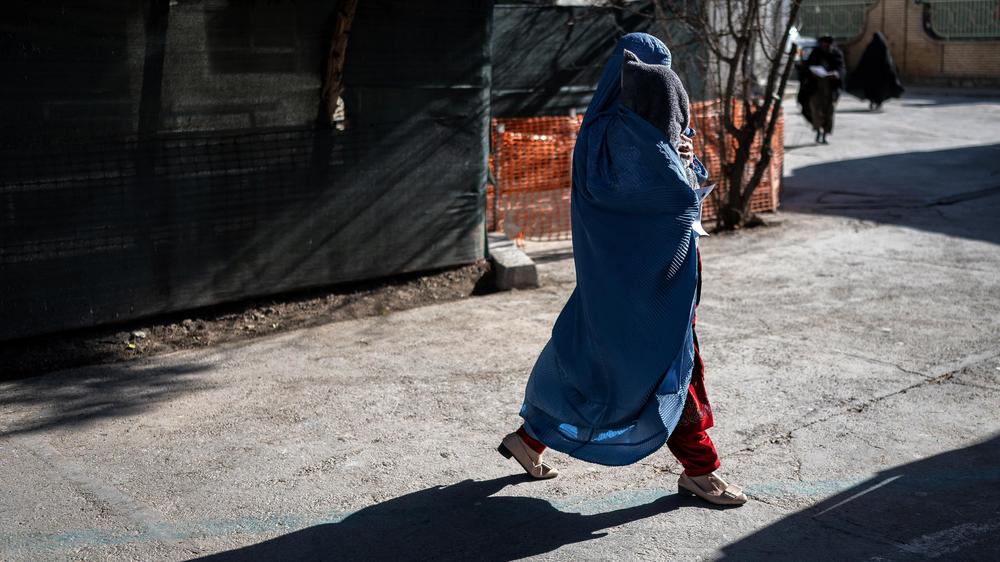  Afghanische Frauen müssen Missbrauch nun selbst beweisen – vollverschleiert und unter Anwesenheit eines Mannes.