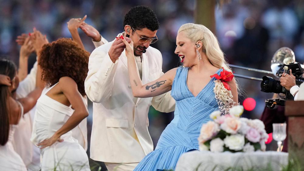  Latino-Superstar Bad Bunny hatte während der Superbowl-Halbzeitpause Popsängerin Lady Gaga auf die Bühne geholt.