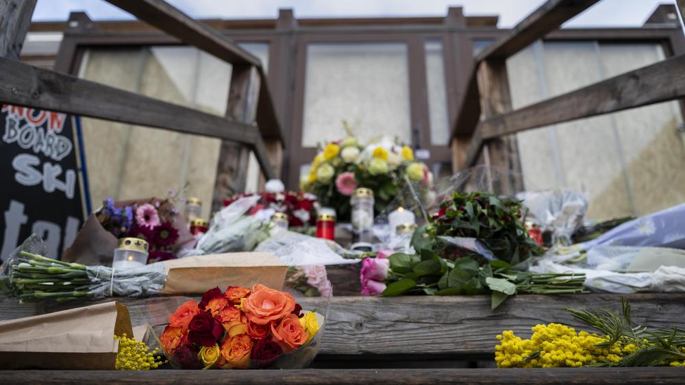 Crans-Montana: Kerzen und Blumen liegen zum Gedenken am Eingang der Bar Le Constellation nach dem verheerenden Brand in der Silvesternacht.