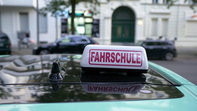 Führerschein: Mann wegen Betrugs als Double bei Führerscheinprüfungen vor Gericht