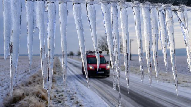Glatteis: Deutscher Wetterdienst warnt vor Glatteisgefahr im Westen
