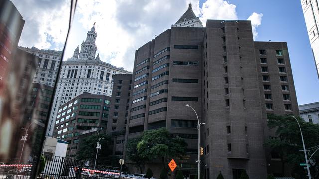 Jeffrey Epstein: Gefängnisaufseher sollen falsche Epstein-Leiche arrangiert haben