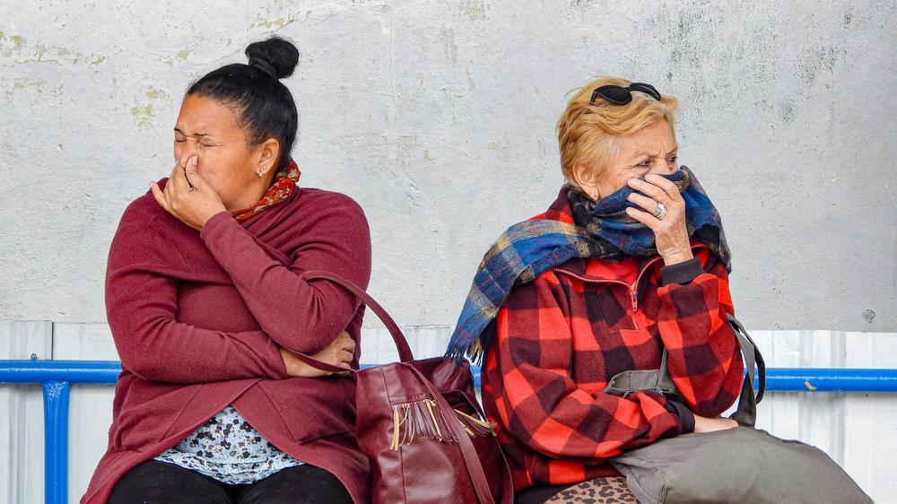 Wetter: Zwei Frauen an einer Bushaltestelle in der kubanischen Hauptstadt Havanna schützten am Dienstag ihre Gesichter vor der Kälte.