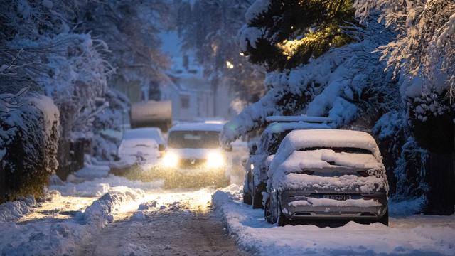 Wintereinbruch: Kräftige Schneefälle führen zu Verkehrsproblemen in Bayern