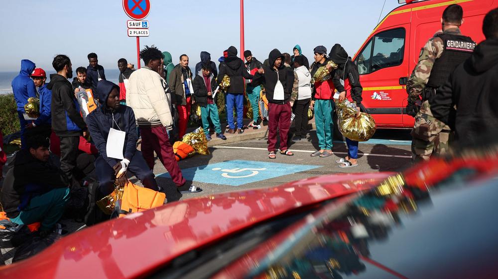  Anfang April sind mehrere Migranten beim Versuch, den Ärmelkanal zu überqueren, gestorben. Ihre Leichen wurden von Rettungskräften in der französischen Küstenstadt Équihen-Plage geborgen.