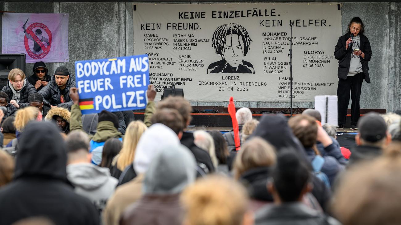 Tod von Lorenz : Hunderte demonstrieren in Oldenburg in Erinnerung an Lorenz