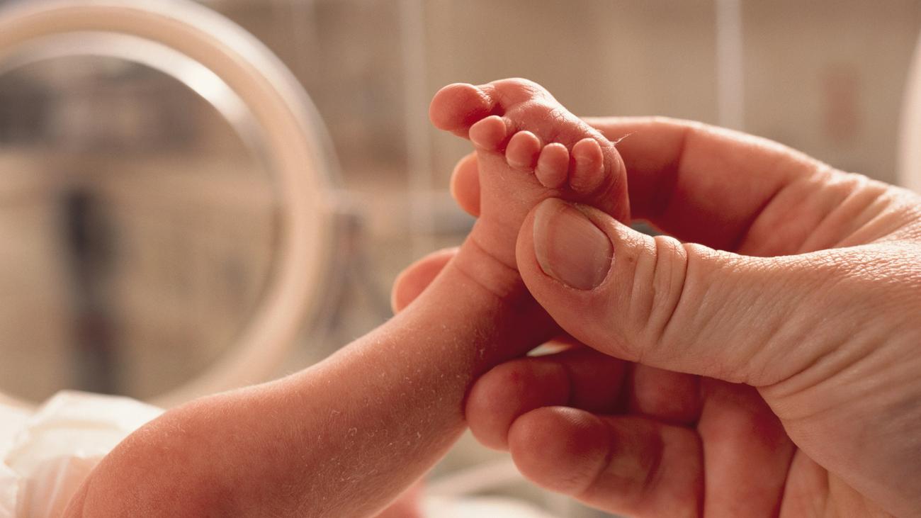 Geburten in Deutschland: Geburtenzahl sinkt auf niedrigsten Stand seit Nachkriegszeit