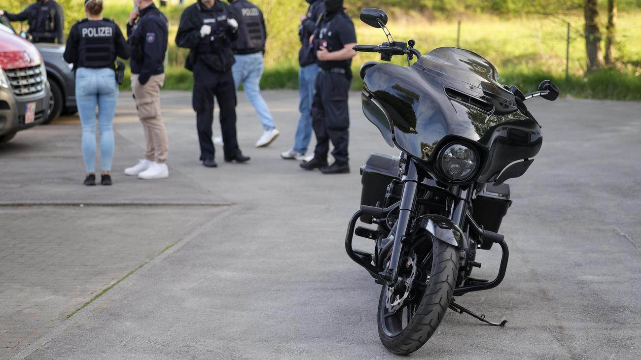 Organisierte Kriminalität: Polizei stellt bei Razzia gegen Hells Angels Millionenwerte sicher